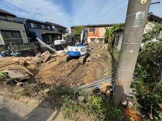 古い借家を解体し、フェンスの工事