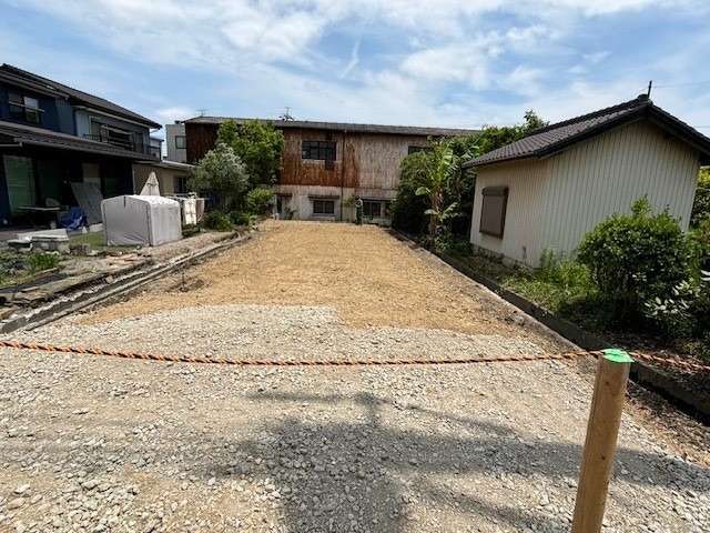 古い借家を解体し、フェンスの工事