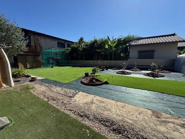 フェンスの工事後、お客さまが人工芝を敷いたり植木を植えたり綺麗にされました