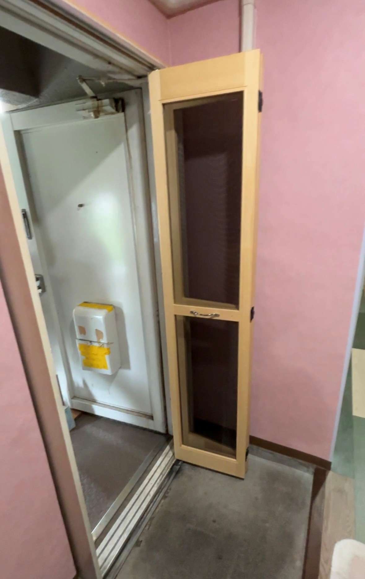 団地の網戸の造り替えと玄関廊下のクロス、床貼替え工事