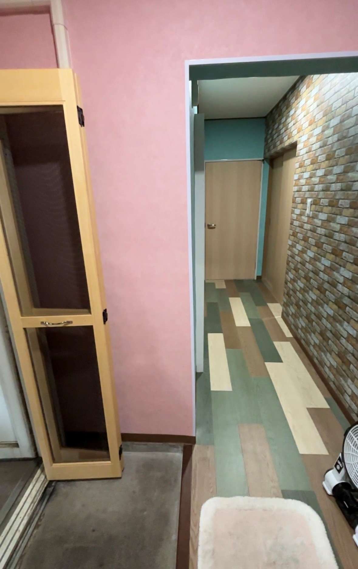 団地の網戸の造り替えと玄関廊下のクロス、床貼替え工事