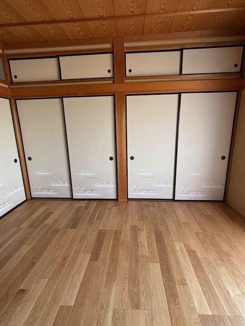 畳の部屋からフロアーの部屋へ。襖の貼替もして可愛らしい感じになりました。