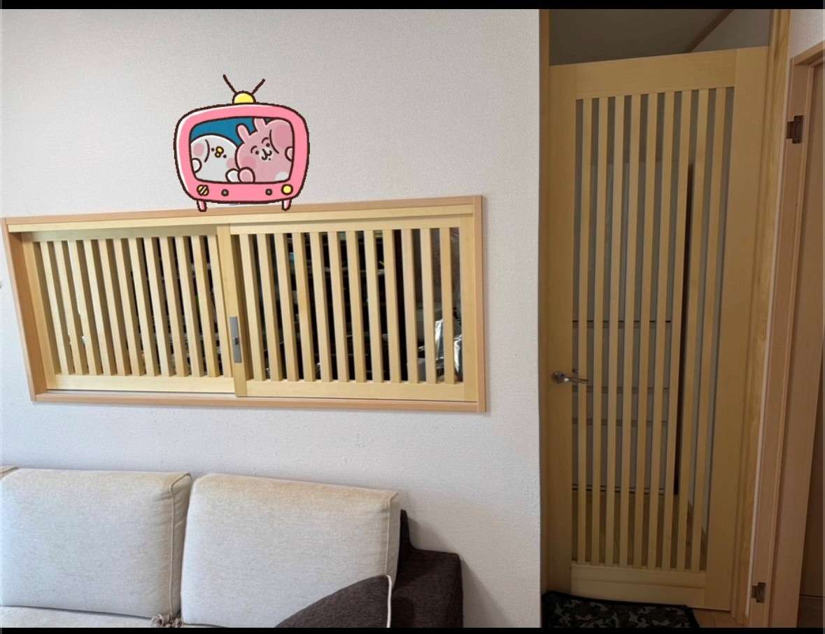 キッチンののぞき窓とキッチン入り口にも格子扉取り付けました