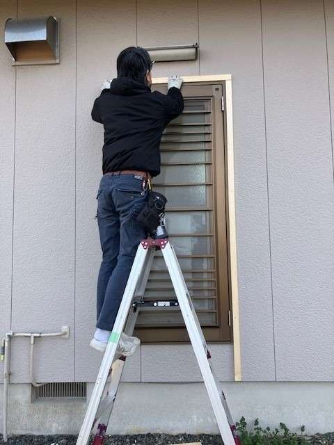 勝手口窓を小さな窓へ