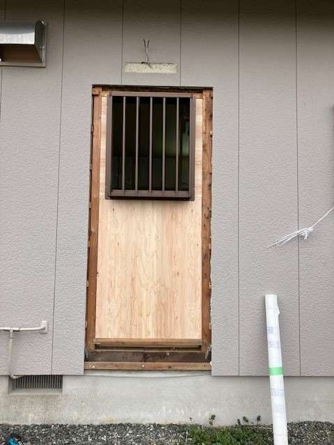 勝手口窓を小さな窓へ