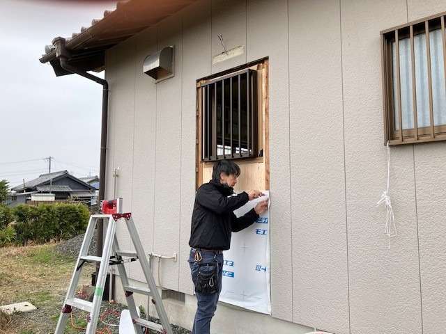 勝手口窓を小さな窓へ