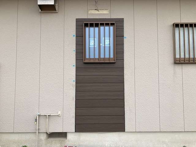 勝手口窓を小さな窓へ