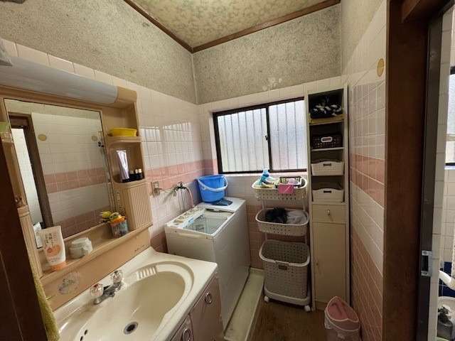 脱衣所もタイルの上からキッチンパネル貼り、クロスへ　　～before～