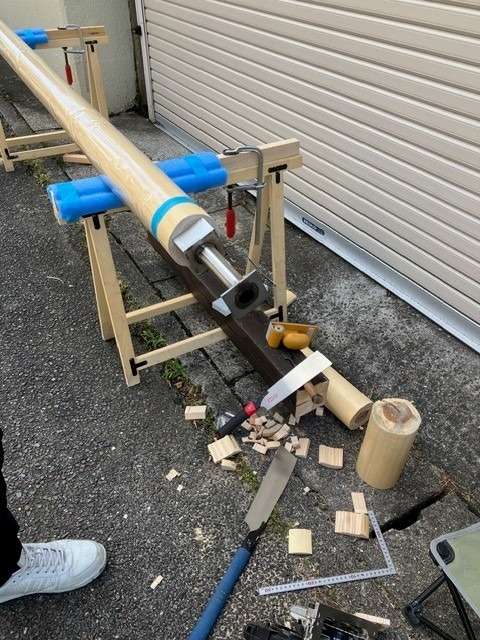 柱を加工中