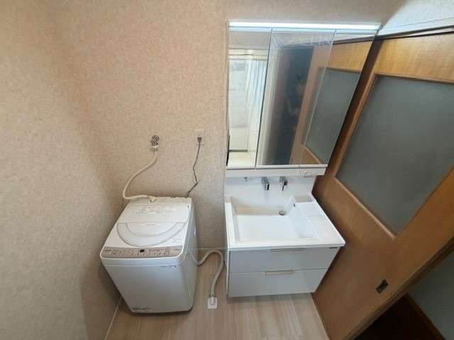 ～after～　　洗面化粧台はタカラのファミーユです。壁紙と床の貼替もしました。　